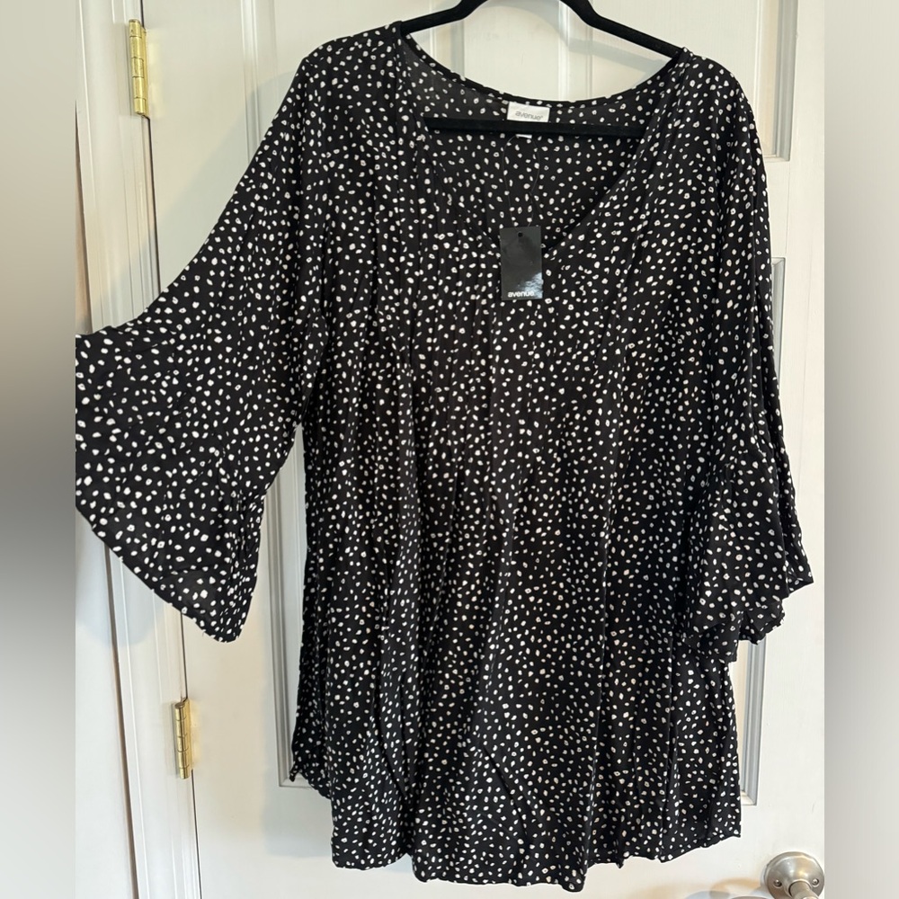Black and white vneck dress